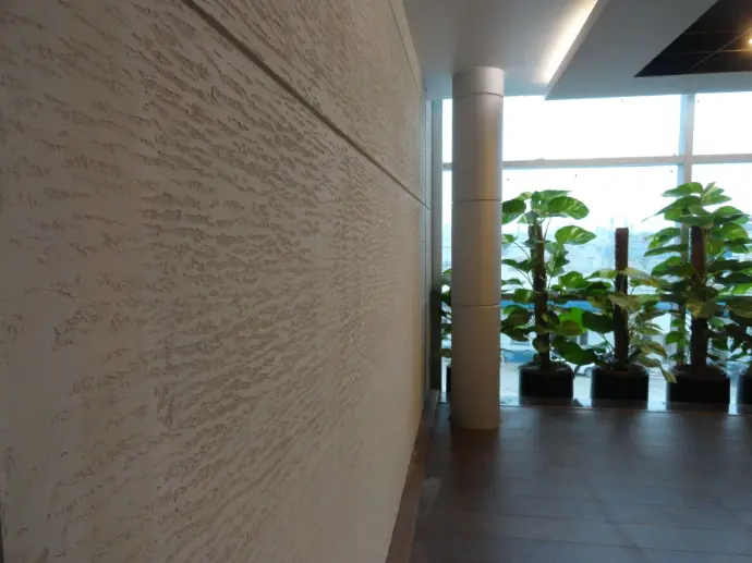 Picture of an interor wall , coated with EcoPlaster finish. The travertine stone like horizontal lines created a dynamic transition effect.